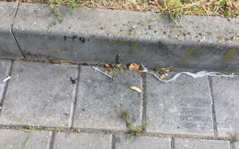 V pondělí v Zikově ulici, v úterý u Hoteláku. Strážníci vyjíždějí uklízet pohozené použité stříkačky