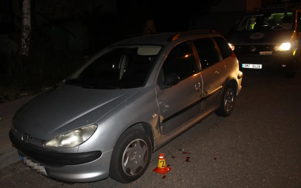 Opilá řidička nabourala do zaparkovaného auta v ulici Schweitzerova a ujela