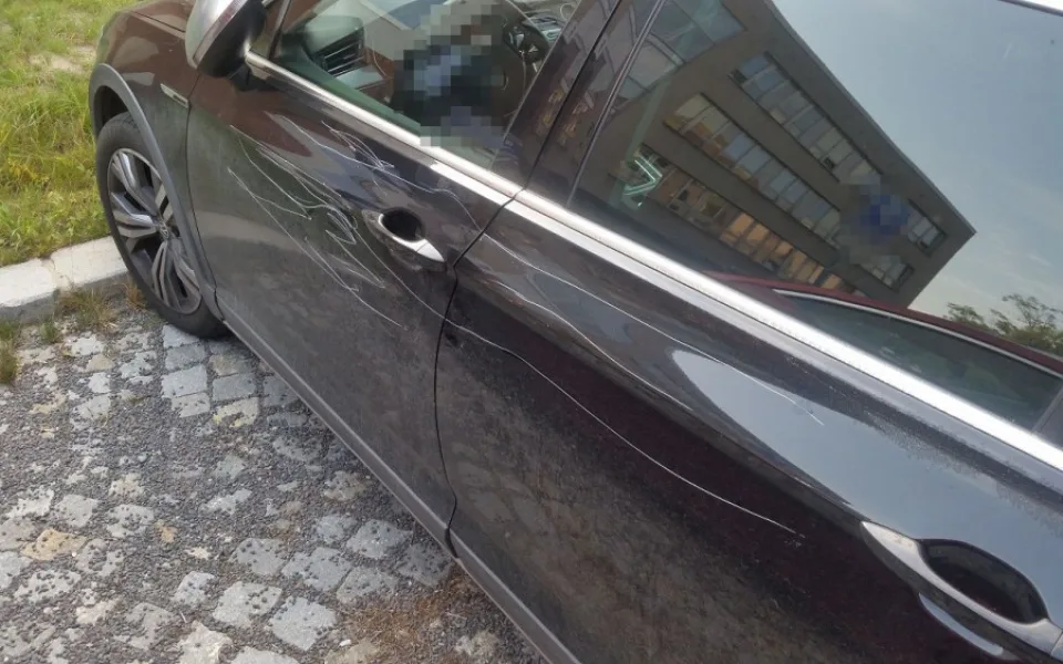 Vandal poškrábal lak zaparkovanému autu v ulici I. P. Pavlova. K podobnému incidentu došlo i ve Šternberku