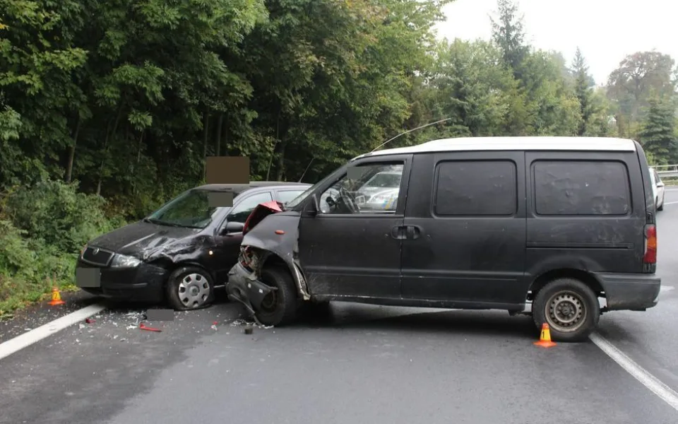 Řidička pod vlivem marihuany dostala smyk, přejela do protisměru a nabourala do škodovky