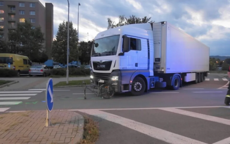 Cyklistku přejel kamion. Žena skončila s velmi vážným zraněním v olomoucké nemocnici