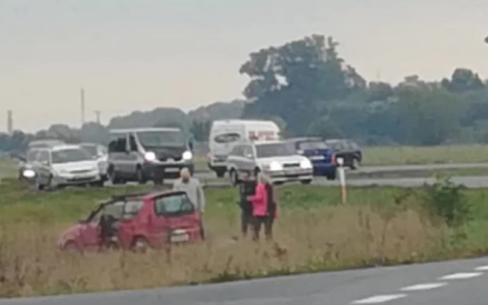 AKTUÁLNĚ: Auto skončilo po kotrmelcích mimo silnici. Řidič je v nemocnici