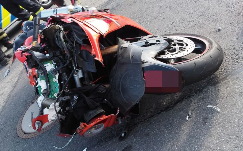 V křižovatce se srazilo osobní auto s motorkářem. Oba řidiči skončili v péči zdravotníků