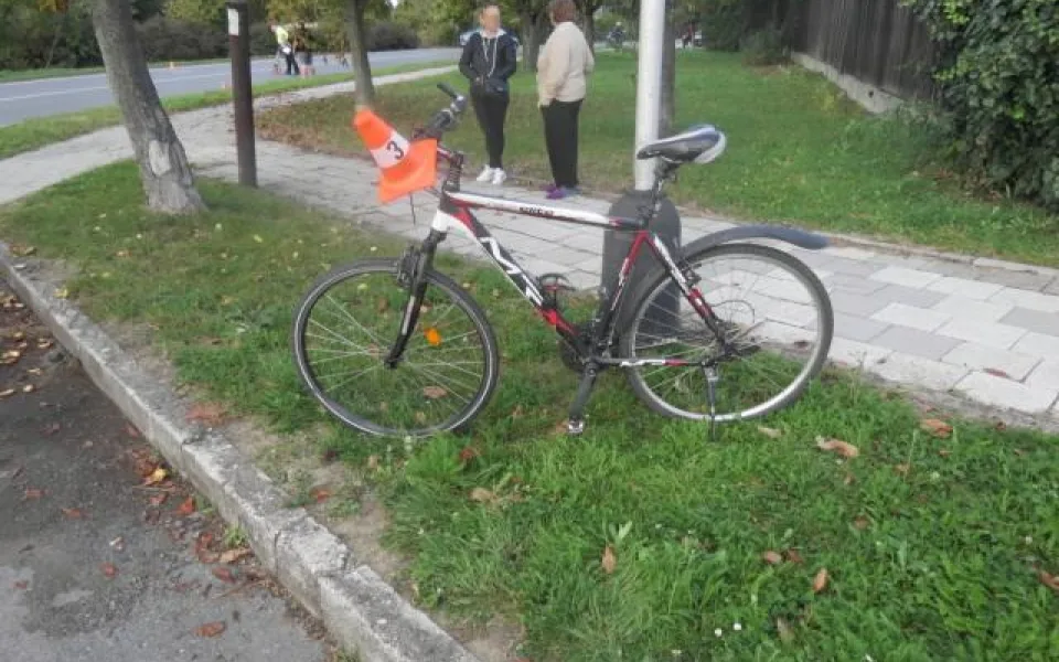 Cyklista při odbočování narazil do auta a zranil se. Byl opilý