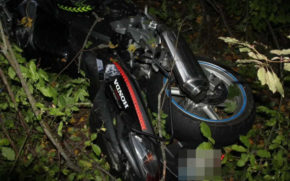 Na Olomoucku zemřel motorkář. Svým zraněním po nárazu do stromu podlehl