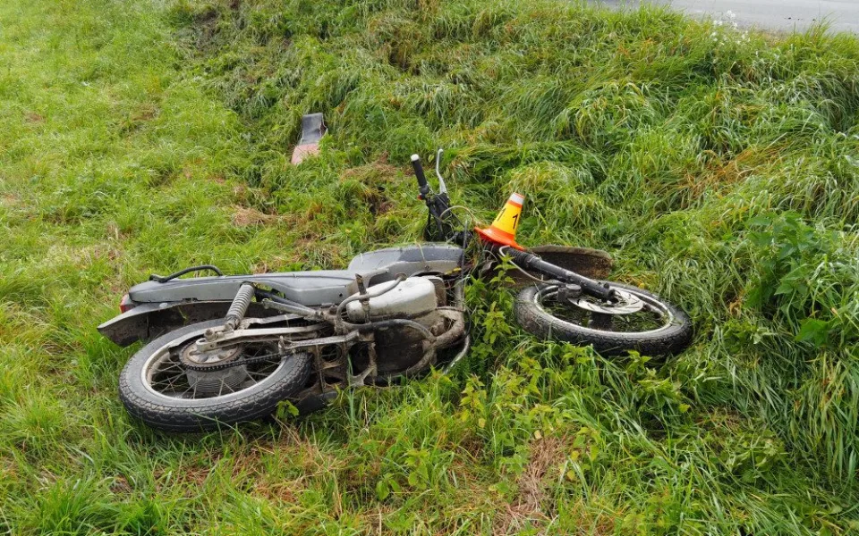 Opilý motorkář skončil po projetí zatáčky v příkopu. Se zraněním byl převezen do nemocnice