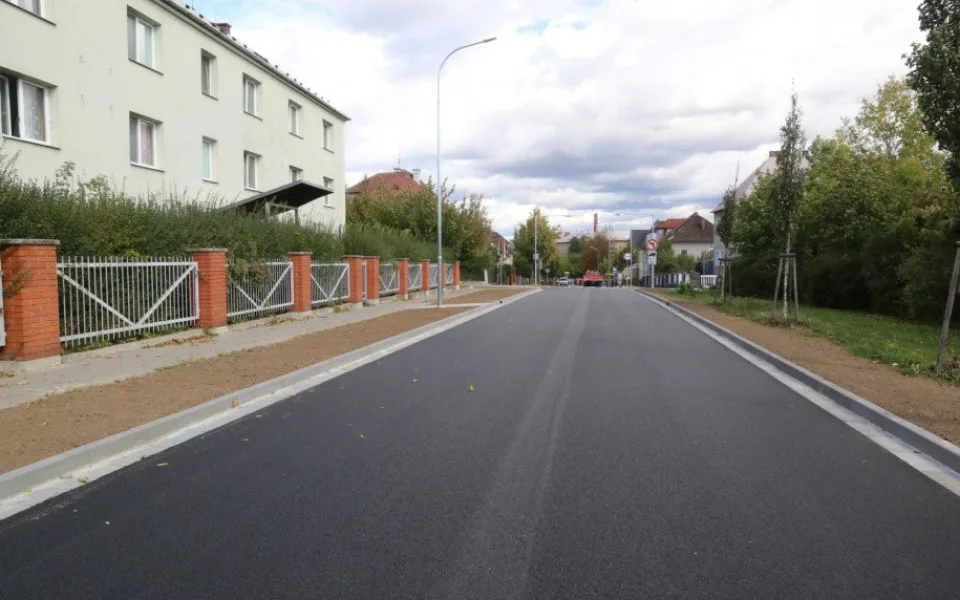 FOTO: Provoz v opravené Erenburgově ulici v Olomouci je obnoven. Silnice má tichý asfalt