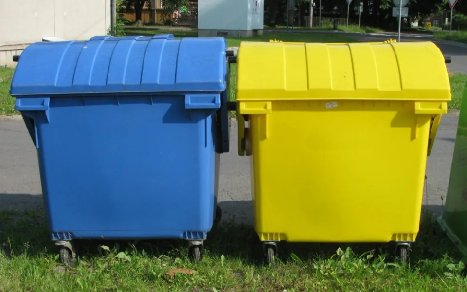 Opilá žena se schovávala v popelnici. Chtěla pozornost svého muže