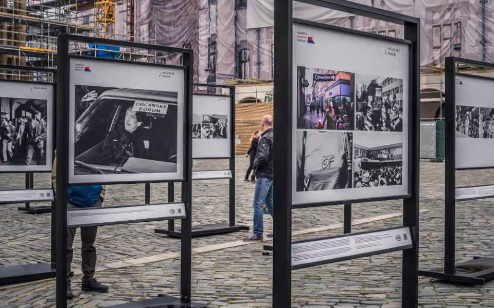 Na Horním náměstí je k vidění výstava ČTK Okamžiky sametové revoluce