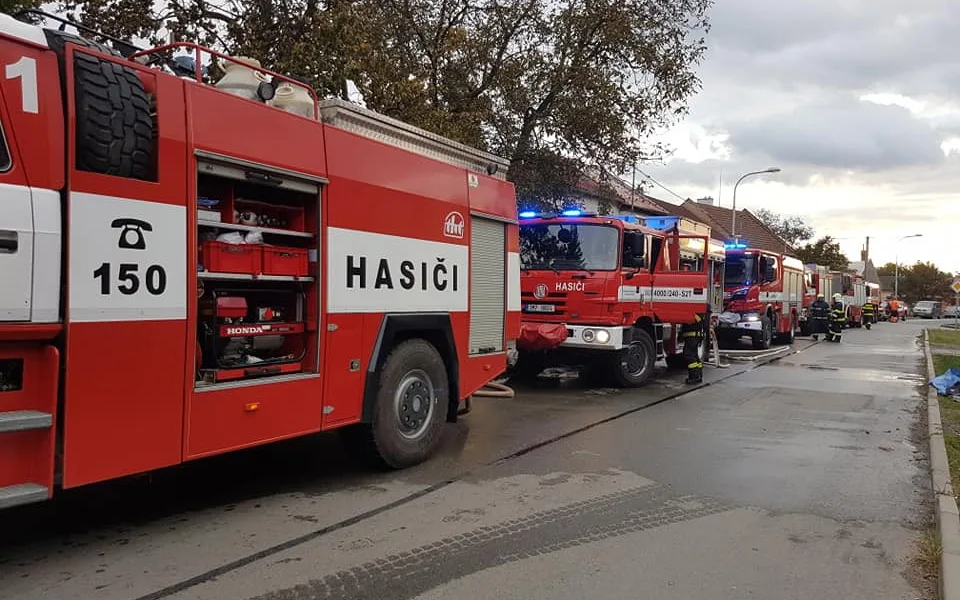 FOTO/VIDEO: Rodinný dům zachvátil rozsáhlý požár, dva lidé se zranili