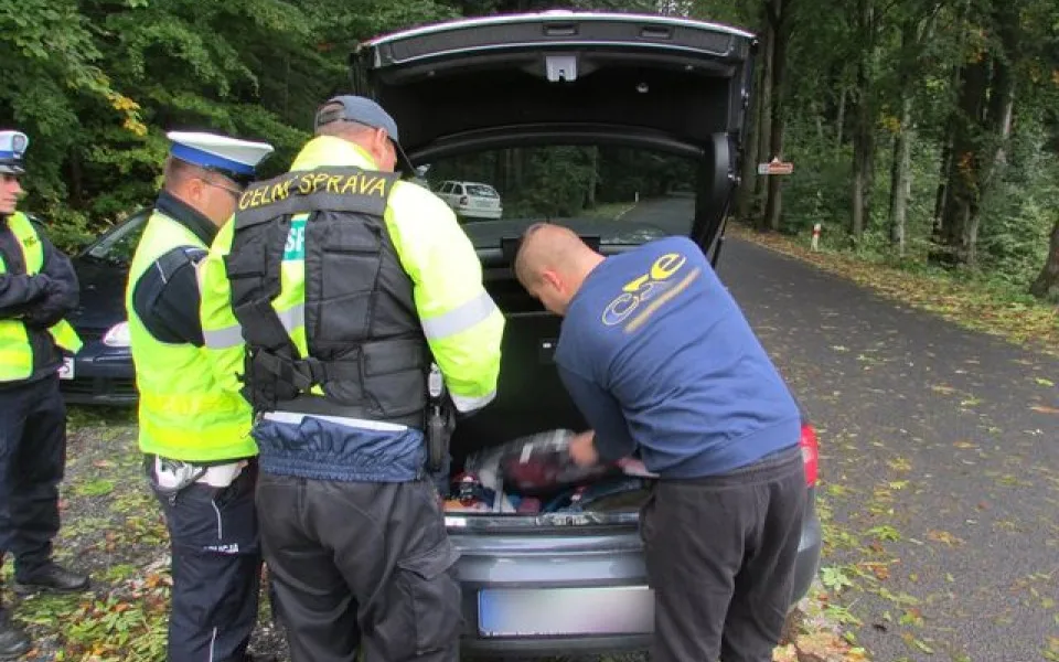 FOTO: Policie kontrolovala všechny hraniční přechody na Jesenicku. Zjistila přes dvacet prohřešků