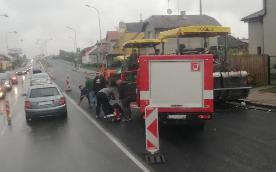 AKTUÁLNĚ: Při dopravní nehodě na Přerovské ulici v Olomouci byl zraněn jeden člověk