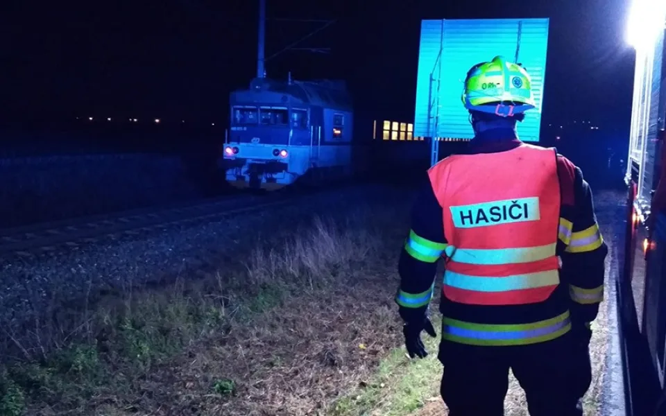 V neděli nad ránem srazil vlak muže, nehodu vyšetřuje policie