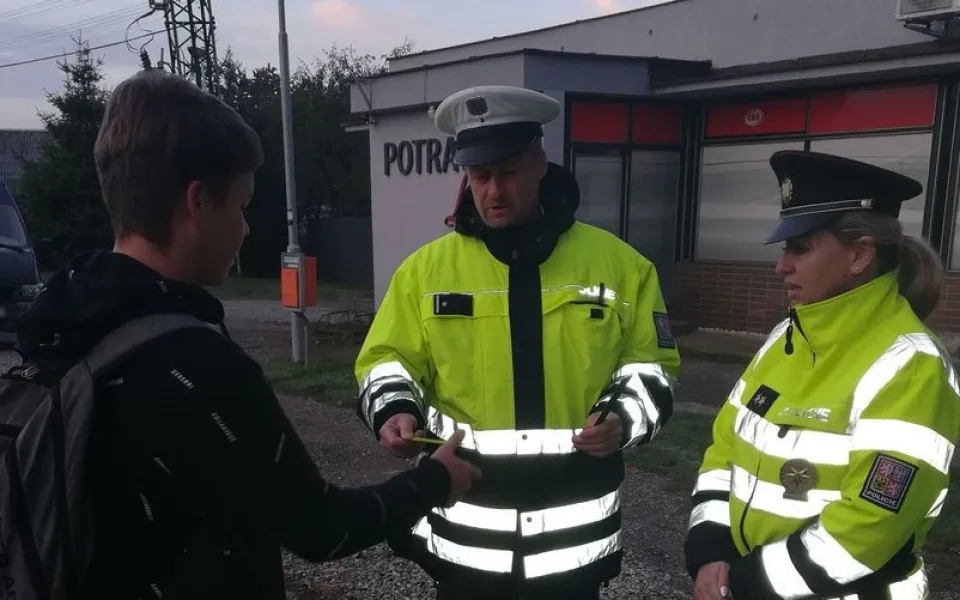 Podzim je tady. Policie dohlíží na chodce bez reflexních prvků