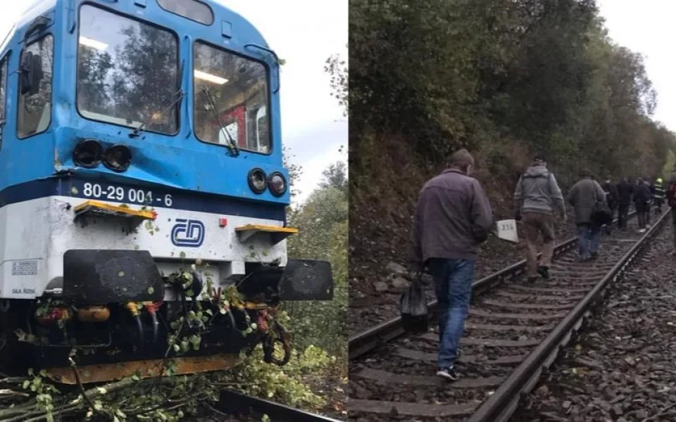 FOTO: Rychlík, ve kterém bylo přes třicet cestujících, narazil do sedmi popadaných stromů