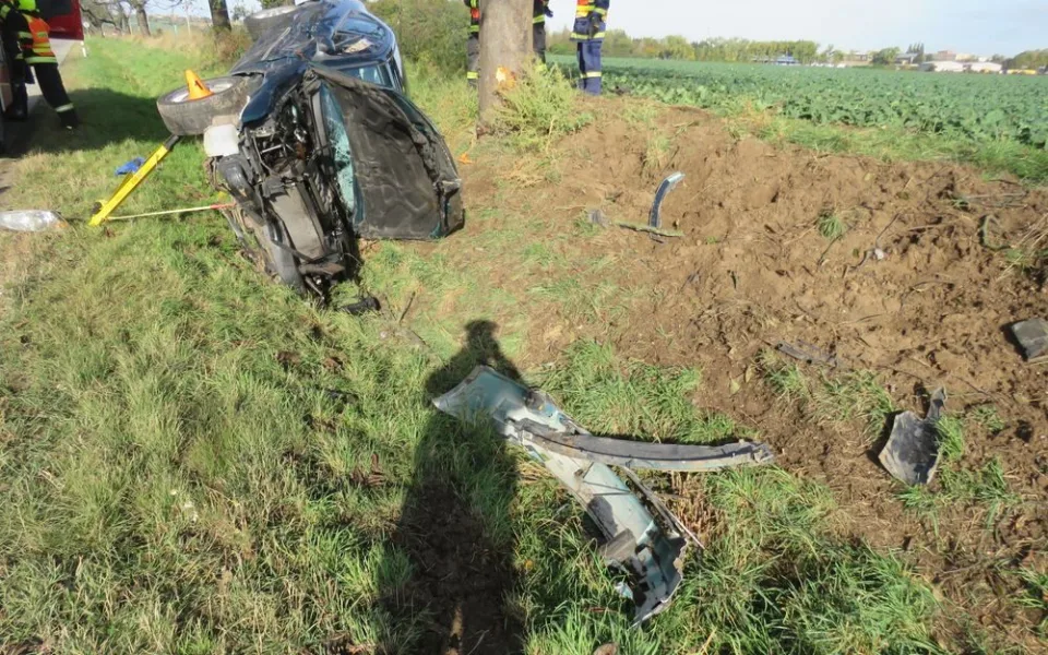 Řidič nerespektoval značku zákazu předjíždění, po střetu s autem skončil se svým zdemolovaným vozem v příkopu