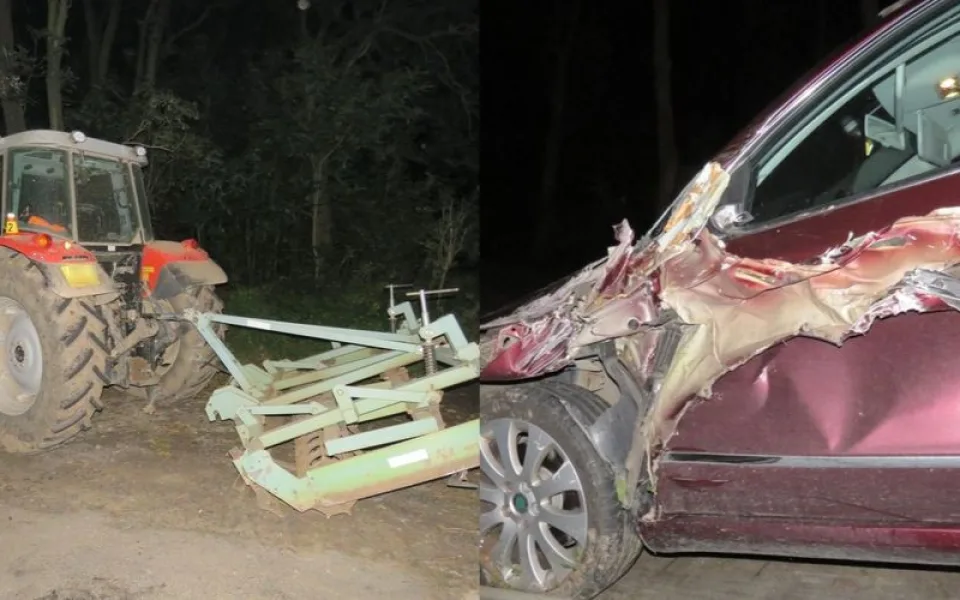 Auto se rozpáralo o kompaktor při míjení traktoru. Řidič auta skončil v nemocnici
