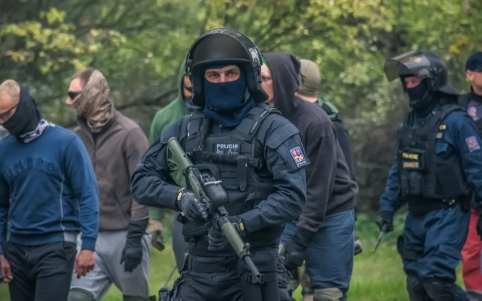 FOTO: Olomoucí dnes dopoledne prošel dav hlídaný policisty. Komplikoval dopravu na Masarykově třídě