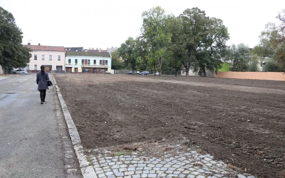 FOTO: Domy v nechvalně známé Škodově ulici v Přerově už jsou definitivně srovnány se zemí