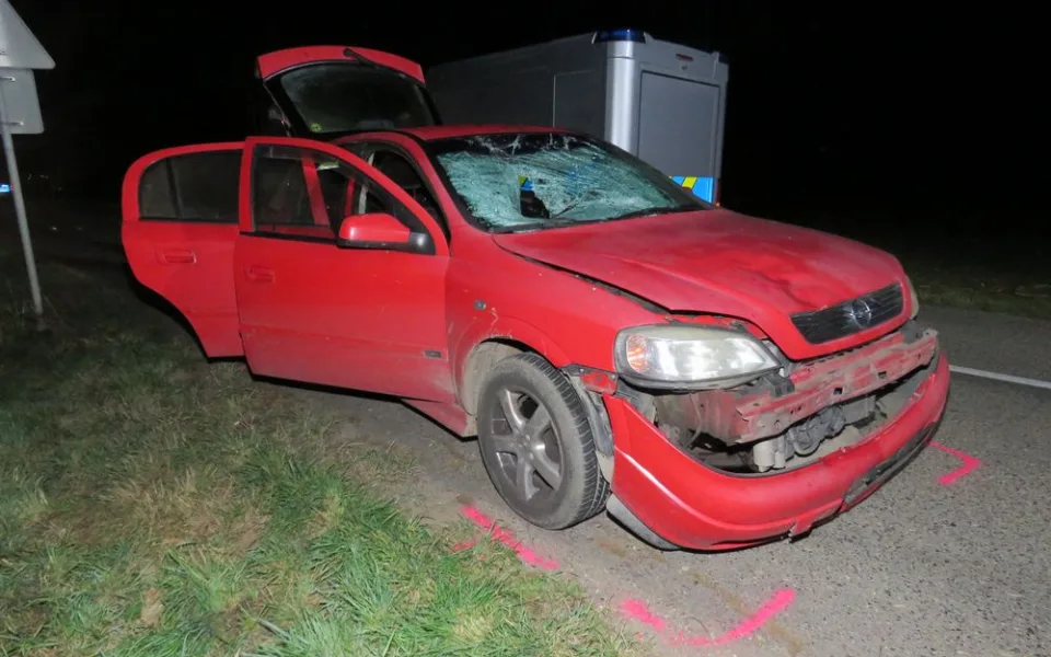 Chodec, který včera zemřel po srážce s autem, šel po špatné straně silnice a neměl reflexní prvky