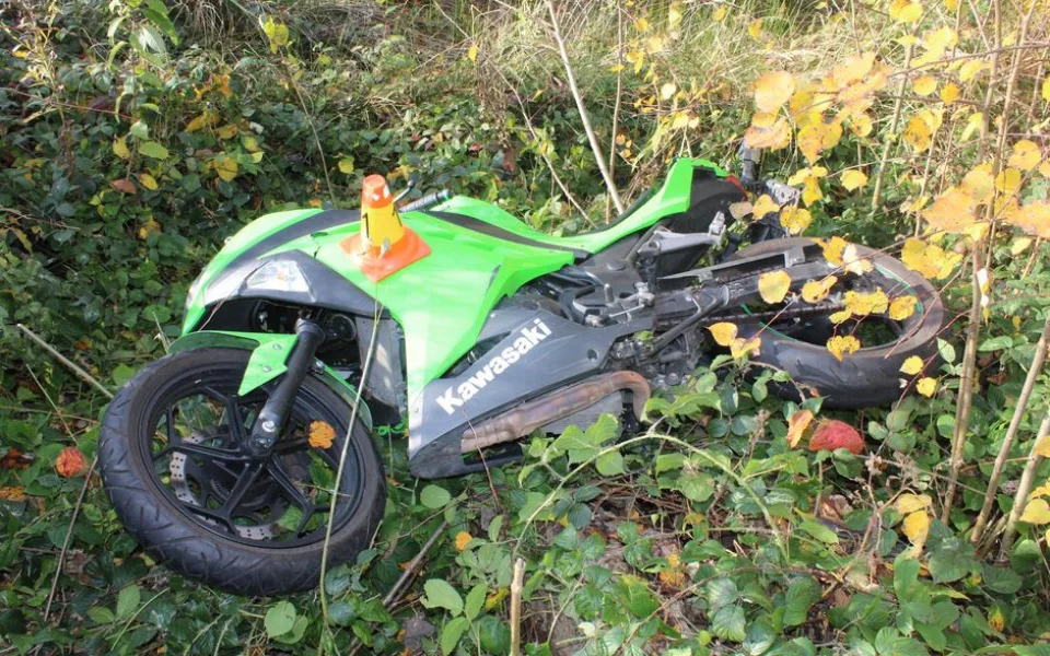 Mladý motorkář nezvládl zatáčku. Skončil v nemocnici