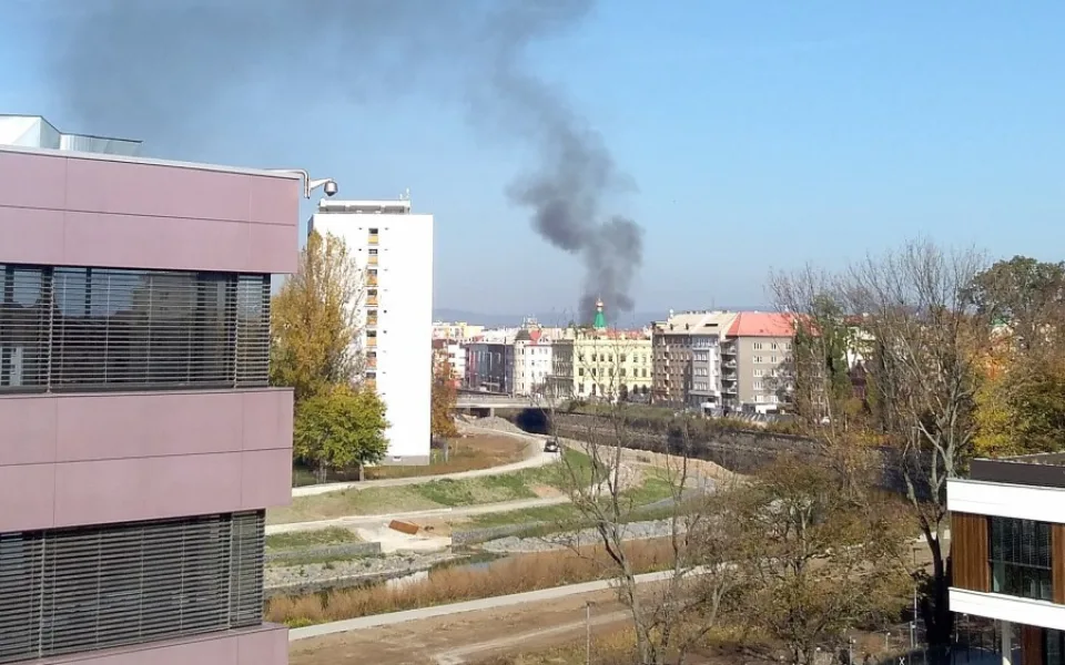 AKTUÁLNĚ: V Olomouci hoří chata. U požáru zasahují tři jednotky hasičů