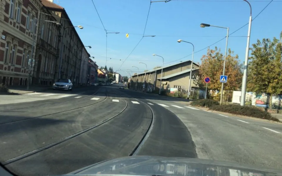 Litovelská ulice je opět průjezdná. Tramvajová trať je opravena