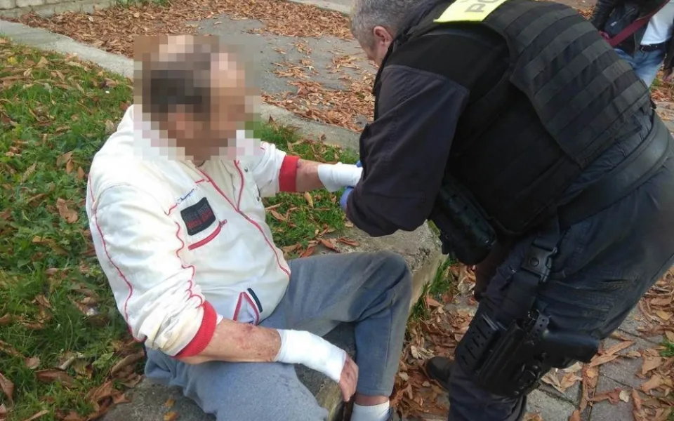 Strážníci pomohli nemocnému seniorovi, kterého unavila cesta s nákupem