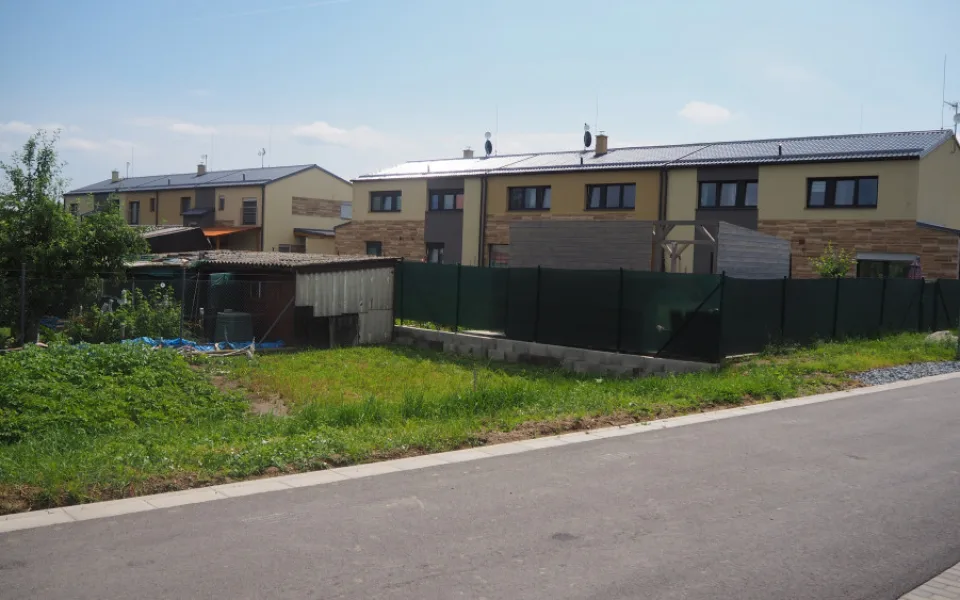 Navážkou u novostaveb se z našich zahrad staly bazény, říkají místní v Nemilanech. Je to v pořádku, tvrdí stavební úřad