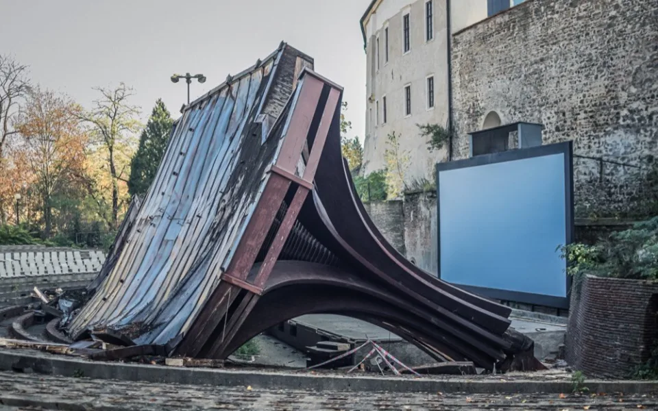 FOTO: Olomoucký letňák přišel o svou dominantu. Dřevěné zastřešení pódia šlo k zemi