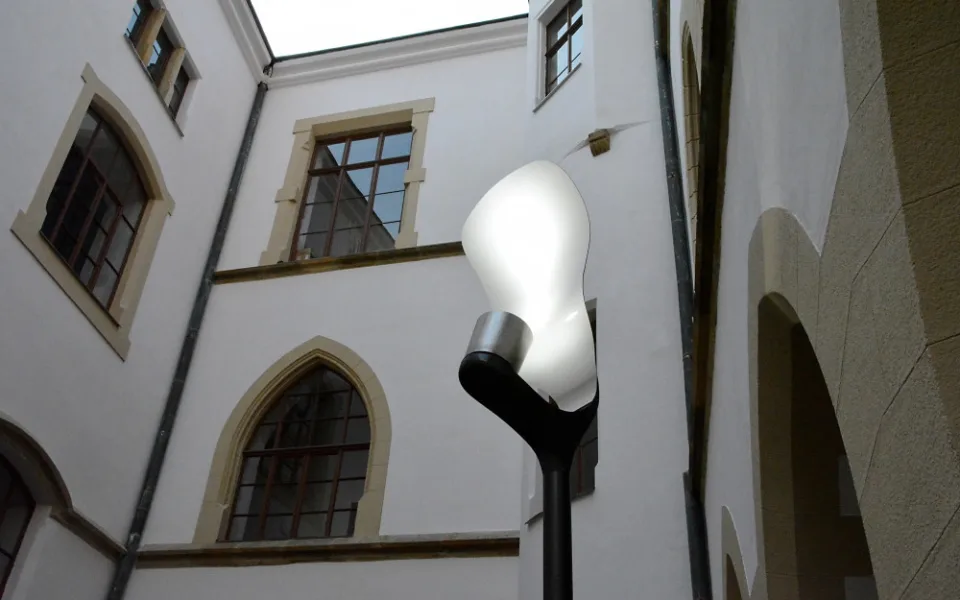 Olomouc zkouší nový prototyp lampy pro Horní náměstí. Je vystaven na nádvoří radnice