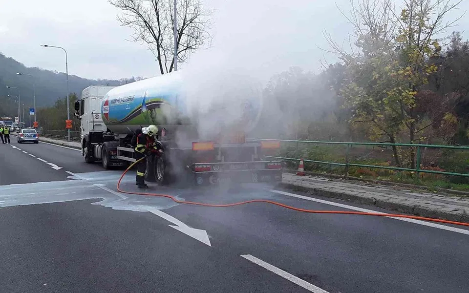 AKTUALIZOVÁNO: U Hranic komplikoval dopravu požár cisterny s propan-butanem