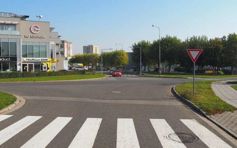 Policie hledá řidiče, který ohrozil cyklistku a ujel