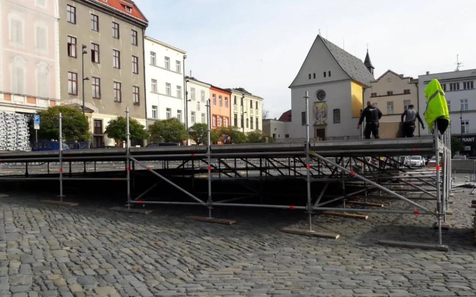 FOTO: Na Dolním náměstí začala výstavba kluziště. Bruslit by se mohlo už začátkem listopadu