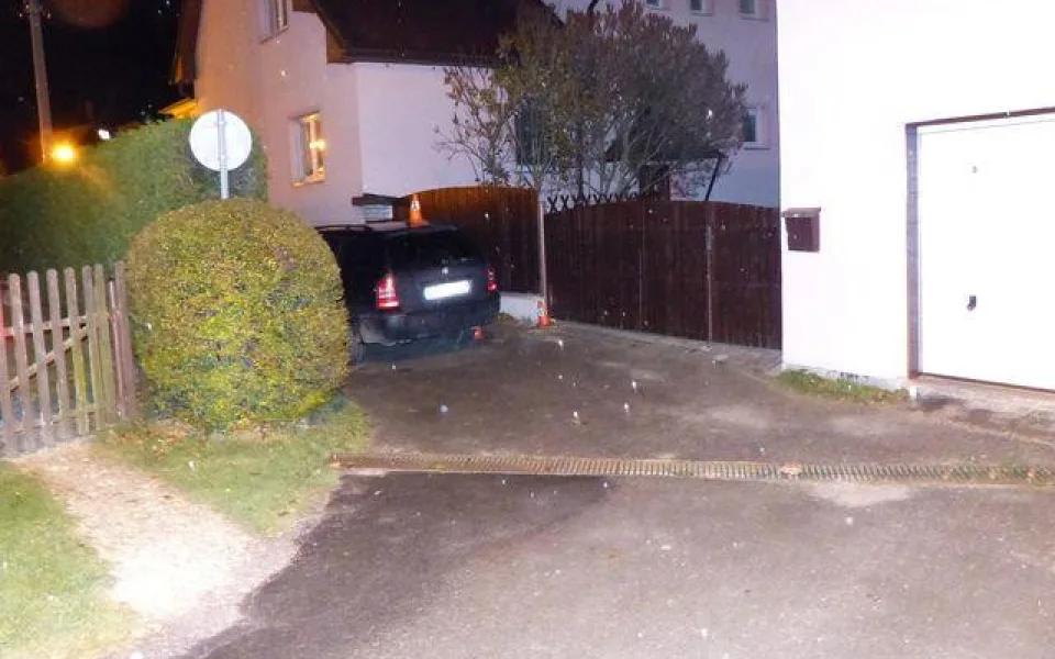 Řidič v České Vsi zboural plot. Nadýchal skoro tři promile