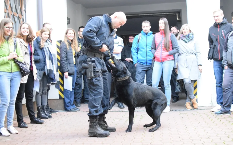 FOTO: Policie pořádala v centru Olomouce Kariérní den. Láká hlavně na náborový příspěvek
