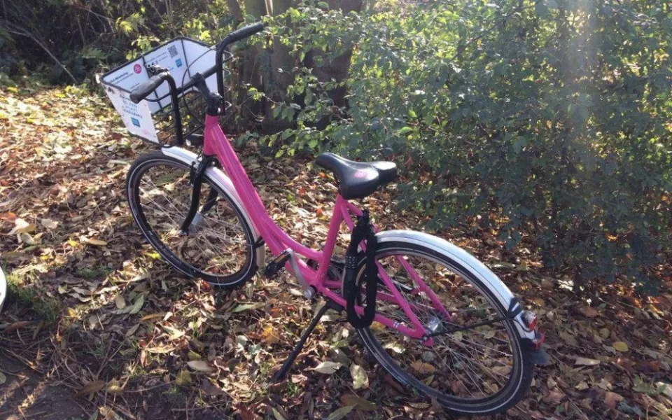 Cyklista si vypůjčil kolo, pak ho odložil do křoví