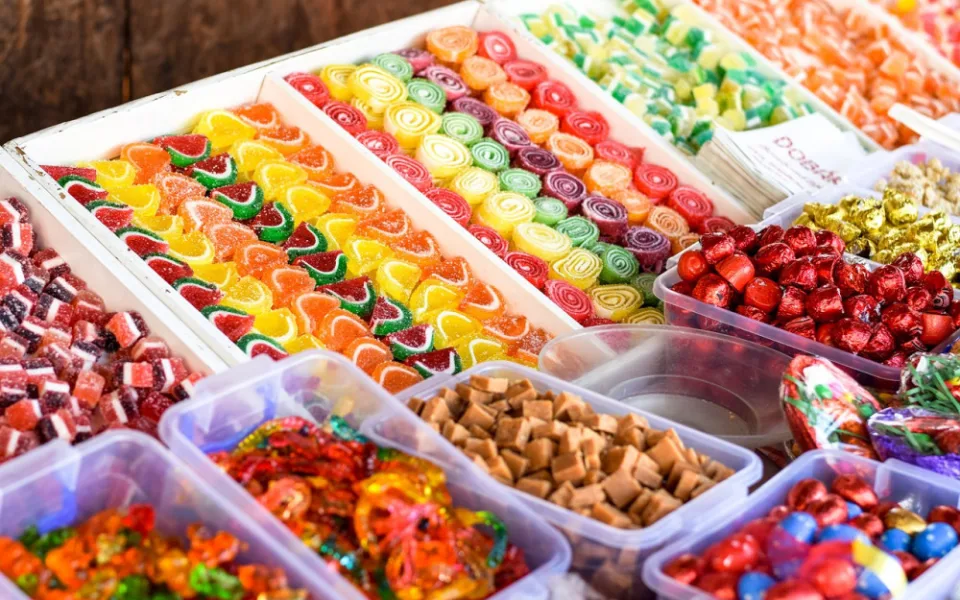Pachatel se vloupal do kiosku, kromě peněz si odnesl i něco k zakousnutí