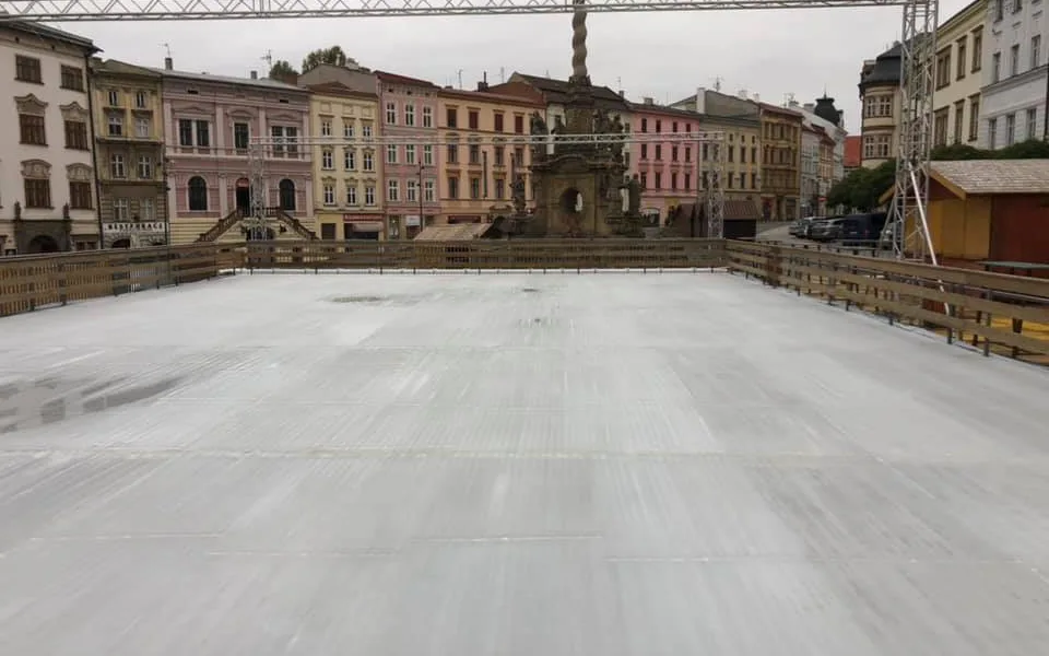 Na Dolním náměstí by se mělo bruslit nejpozději v pátek. Chystají se i první stánky s punčem