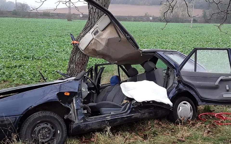 Řidič, kterého museli z vraku vyprostit hasiči, byl pod vlivem drog. Auto ukradl