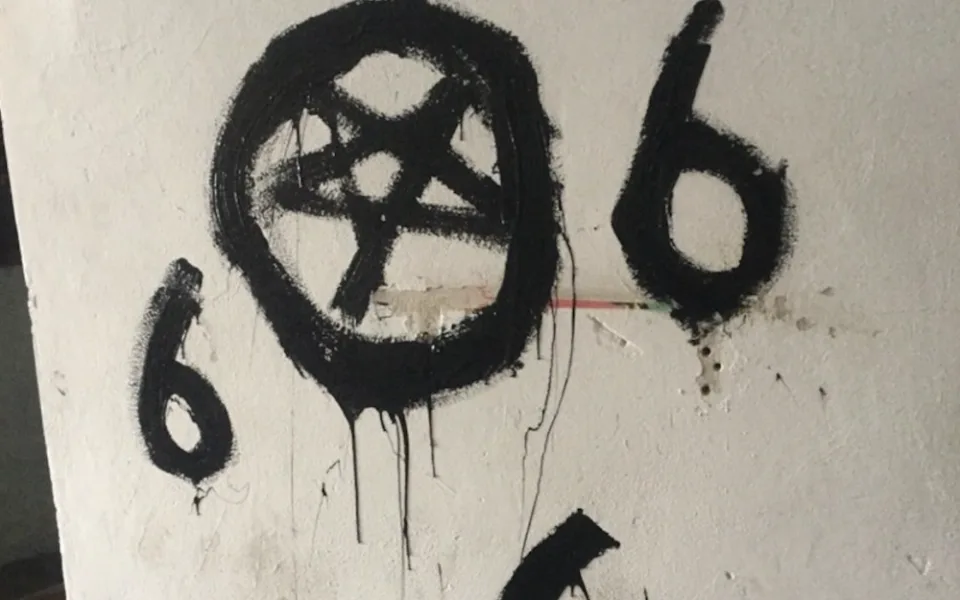 U baru v Mlýnské ulici někdo pomaloval fasádu satanistickými symboly
