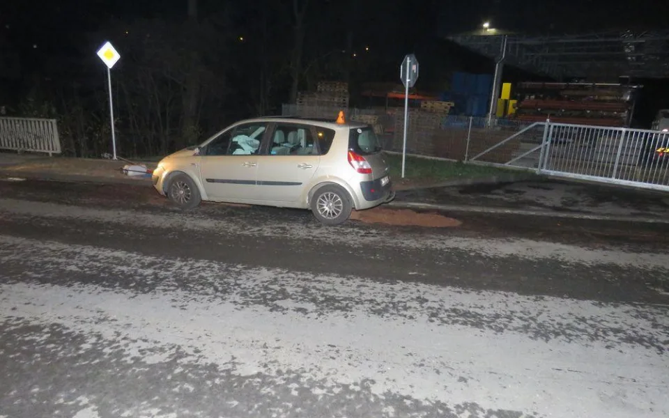 Řidička v Konici najela na nedovřený kanál, vystřelily jí airbagy