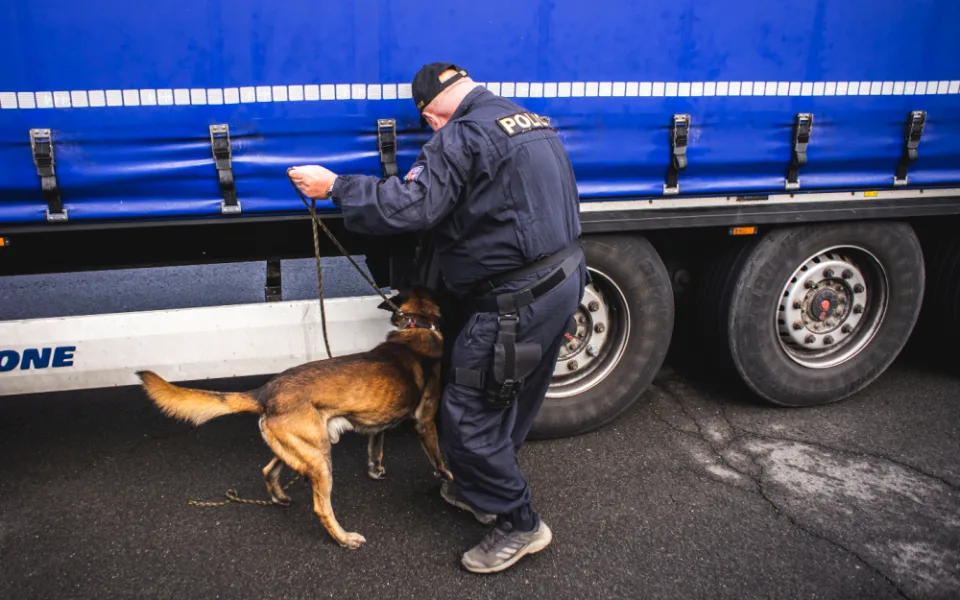 FOTO/VIDEO: Ve středu proběhla na dálnici D35 policejní akce zaměřená na odhalování nelegální migrace