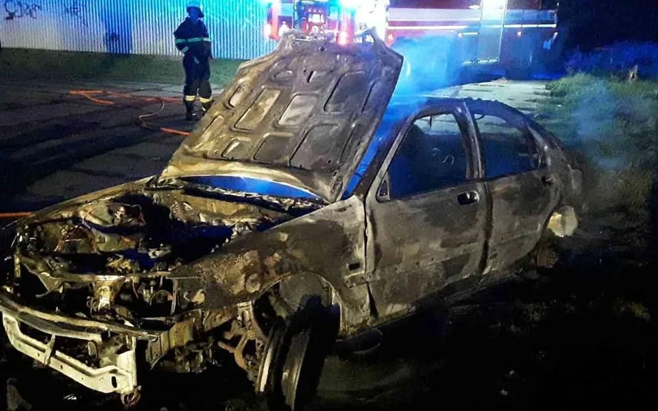 Hasiči dnes ráno zasahovali u požáru vraku auta. Hořel u vlakové zastávky