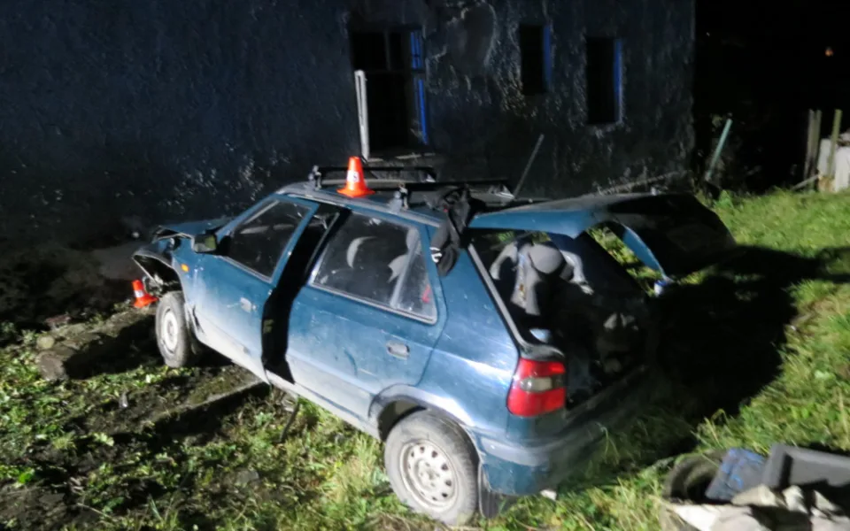 Opilý cizinec nezvládl řízení a havaroval. Nadýchal tři a půl promile a skončil v nemocnici