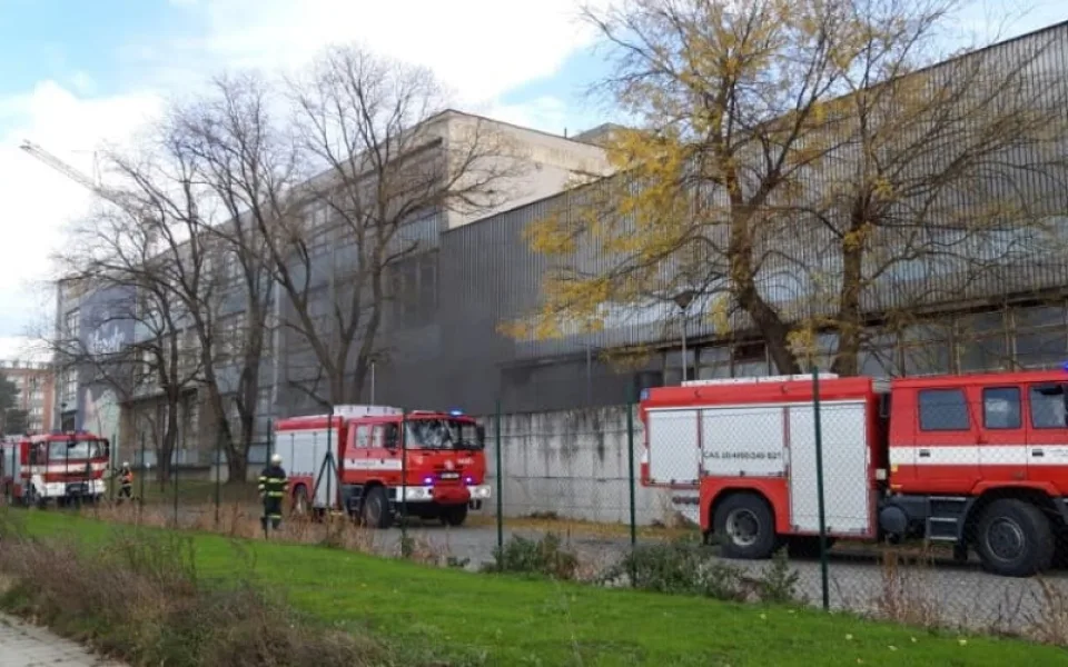 Kvůli požáru bylo dnes evakuováno čtyřicet lidí z průmyslové haly