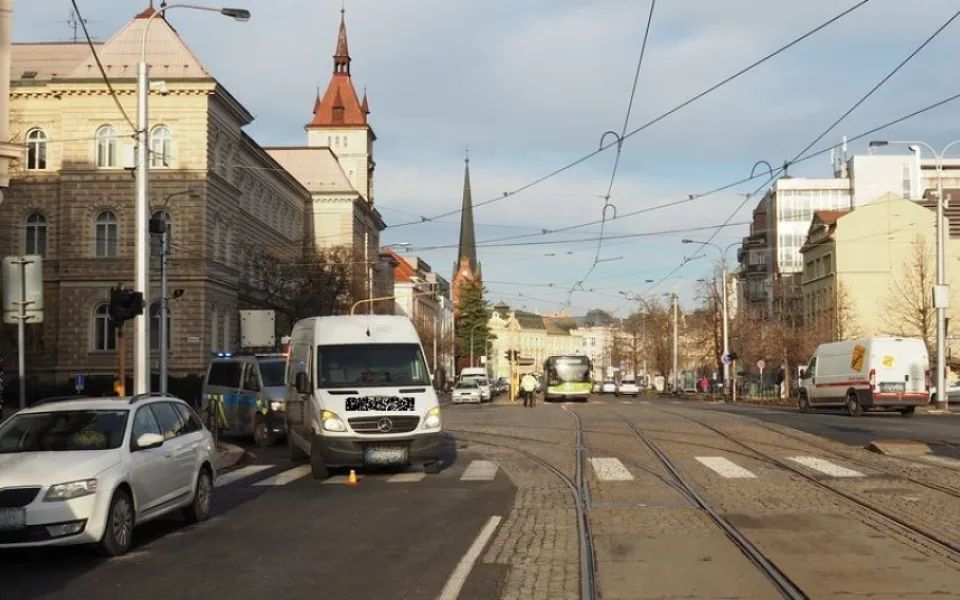 Řidič dodávky srazil ženu na přechodu u Drápala. Policie hledá svědky