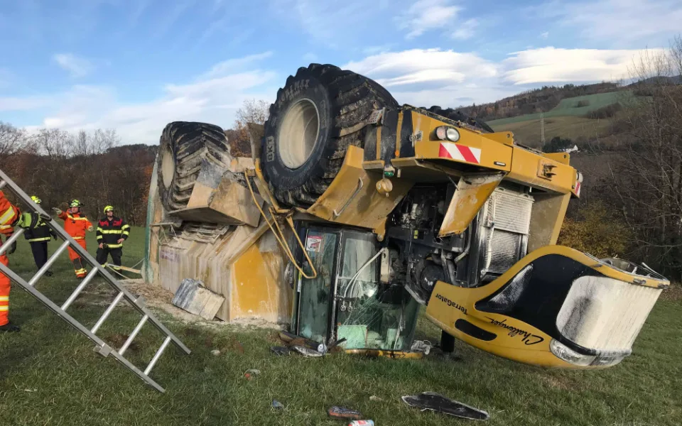FOTO: U převráceného zemědělského stroje zasahovali hasiči s tankem
