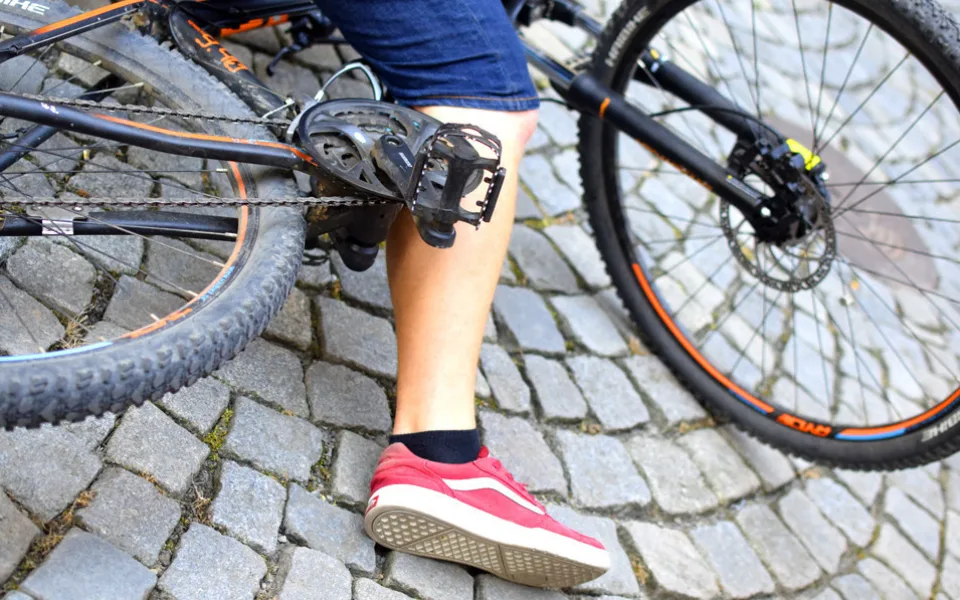 Senior v Přerově srazil mladého cyklistu bez helmy