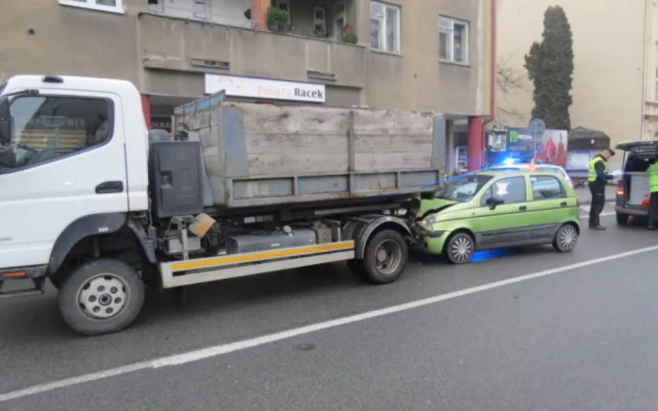 Seniorka nedodržela bezpečnou vzdálenost. Narazila do nákladního auta a zranila se